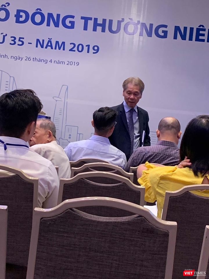 Chủ tịch Eximbank Lê Minh Quốc - người sẽ giữ vai chủ tọa đại hội - có mặt từ khá sớm. Chủ tịch Eximbank Lê Minh Quốc - người sẽ giữ vai chủ tọa đại hội - có mặt từ khá sớm.