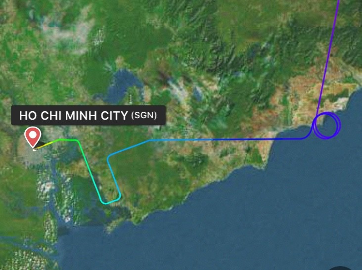 Chuyến bay VN279 bay chờ để hạ cánh tại sân bay Tân Sơn Nhất. (Nguồn: VNA) Chuyến bay VN279 bay chờ để hạ cánh tại sân bay Tân Sơn Nhất. (Nguồn: VNA)