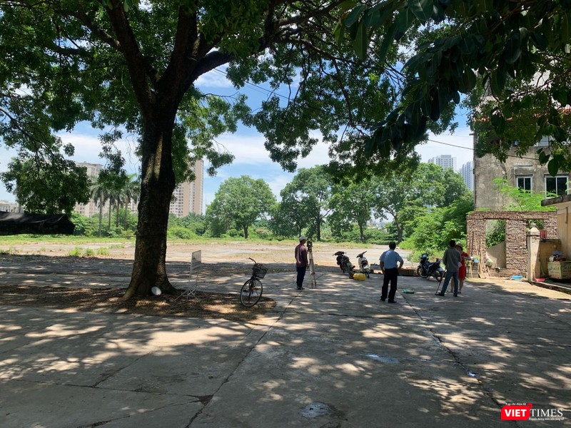 Những người này đang khảo sát lại khu đất để chuẩn bị cho việc triển khai dự án địa ốc?... Những người này đang khảo sát lại khu đất để chuẩn bị cho việc triển khai dự án địa ốc?...