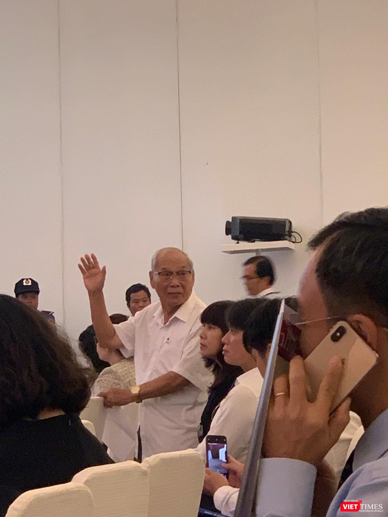 Ông Nguyễn Chấn giơ tay xin phát biểu ý kiến.