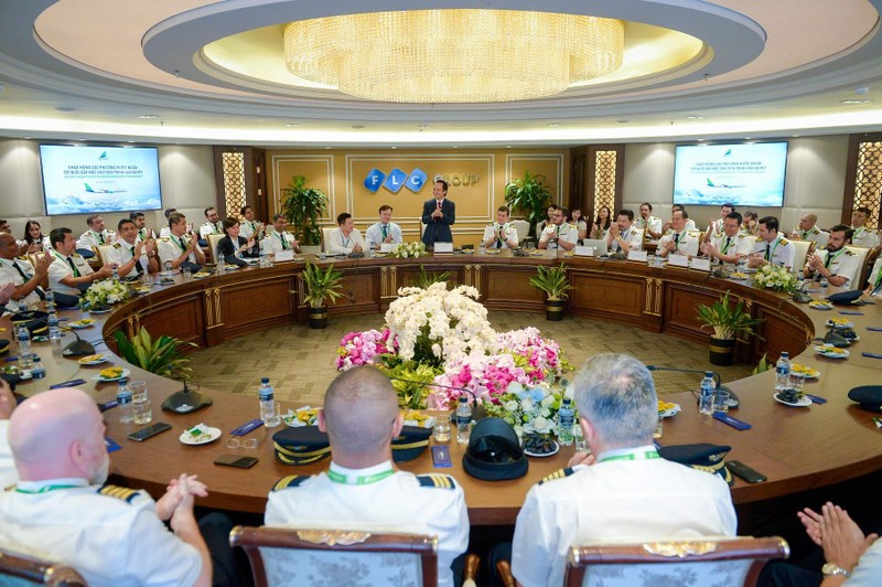 Chủ tịch Trịnh Văn Quyết cho hay Bamboo Airways đang có 300 phi công. Nhưng nên nhớ, hãng này mới chỉ đang khai thác 10 tàu bay - cũng là mức tối đa theo giấy phép được cấp hơn nửa năm trước. Chủ tịch Trịnh Văn Quyết cho hay Bamboo Airways đang có 300 phi công. Nhưng nên nhớ, hãng này mới chỉ đang khai thác 10 tàu bay - cũng là mức tối đa theo giấy phép được cấp hơn nửa năm trước.