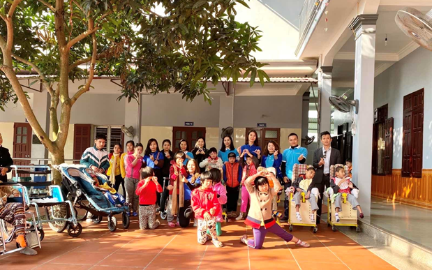 Đại diện Eximbamk chụp hình lưu niệm cùng các em nhỏ Đại diện Eximbamk chụp hình lưu niệm cùng các em nhỏ