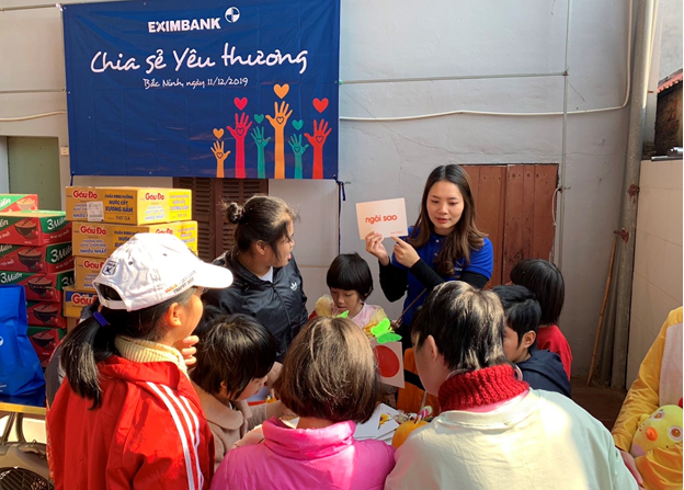 CBNV Eximbank tổ chức trò chơi giao lưu với các em nhỏ CBNV Eximbank tổ chức trò chơi giao lưu với các em nhỏ