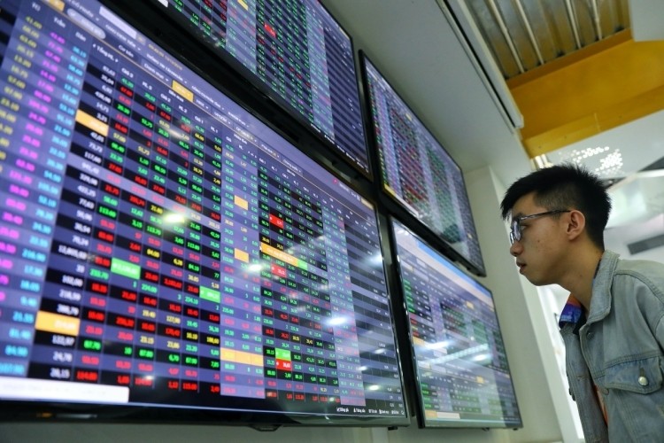 Quỹ đầu tư, công ty chứng khoán kỳ vọng gì năm 2020 ảnh 3 Nhà đầu tư theo dõi bảng giá chứng khoán tại sàn giao dịch VNDIRECT. Ảnh:Hữu Khoa