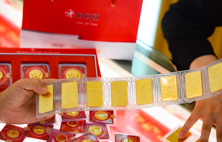 Giá vàng tăng mạnh ảnh 1 Giao dịch vàng miếng tại DOJI. Ảnh: PV.