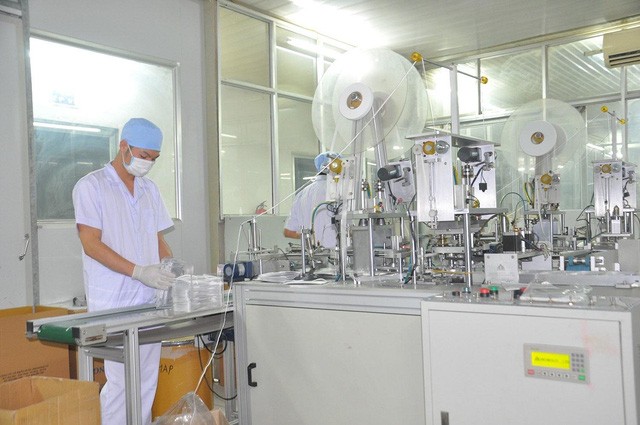 70% màng lọc kháng khuẩn nhập khẩu từ Trung Quốc, có hay không nguy cơ thiếu nguyên liệu sản xuất tại các công ty khẩu trang? - Ảnh 1. 70% màng lọc kháng khuẩn nhập khẩu từ Trung Quốc, có hay không nguy cơ thiếu nguyên liệu sản xuất tại các công ty khẩu trang? - Ảnh 1.
