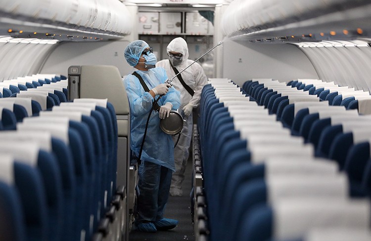 Virus corona 'ăn mòn' ngành hàng không ảnh 2 Vietnam Airlines phu khử trùng trên máy bay. Ảnh: Ngọc Thành.
