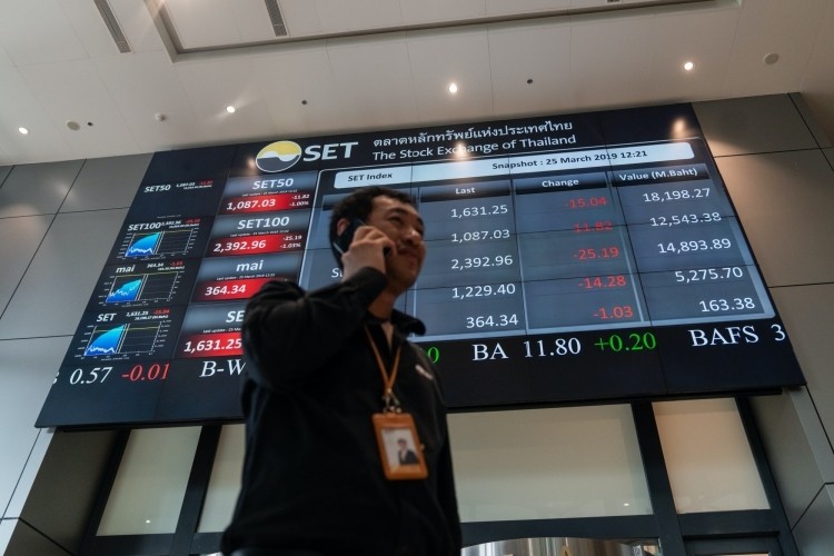 Bảng giao dịch điện tử bên ngoài Sở giao dịch chứng khoán Thái Lan (SET). Ảnh: Bloomberg Bảng giao dịch điện tử bên ngoài Sở giao dịch chứng khoán Thái Lan (SET). Ảnh: Bloomberg