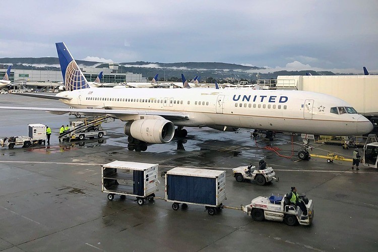 Tác động của Covid-19 đến kinh tế toàn cầu qua những con số  ảnh 1 Máy bay củaUnited Airlines tại Sân bay quốc tế San Francisco. Ảnh: AP