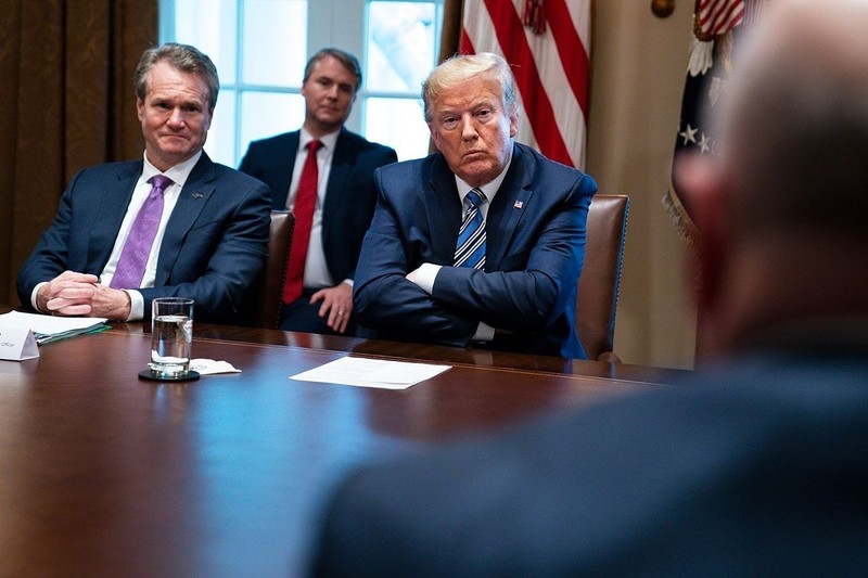 CEO Bank of America Brian Moynihan và Tổng thống Trump trong cuộc họp ngày 11/3. Ảnh: AP CEO Bank of America Brian Moynihan và Tổng thống Trump trong cuộc họp ngày 11/3. Ảnh: AP