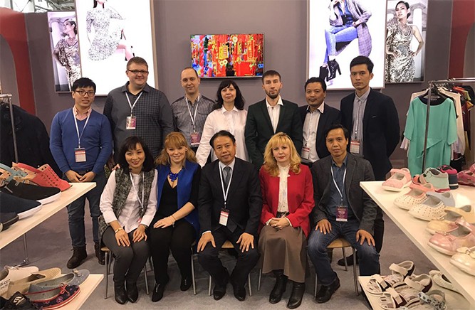 "Soái" Trần Đăng Chung (ngồi giữa) trong một gian hàng thời trang của Milton Group. (Ảnh: Internet)