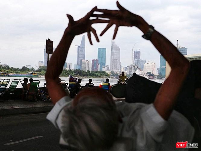 Những người có nhu cầu mua nhà thực sự có lẽ mới buồn hơn cả! (Ảnh: Mai Kỳ)