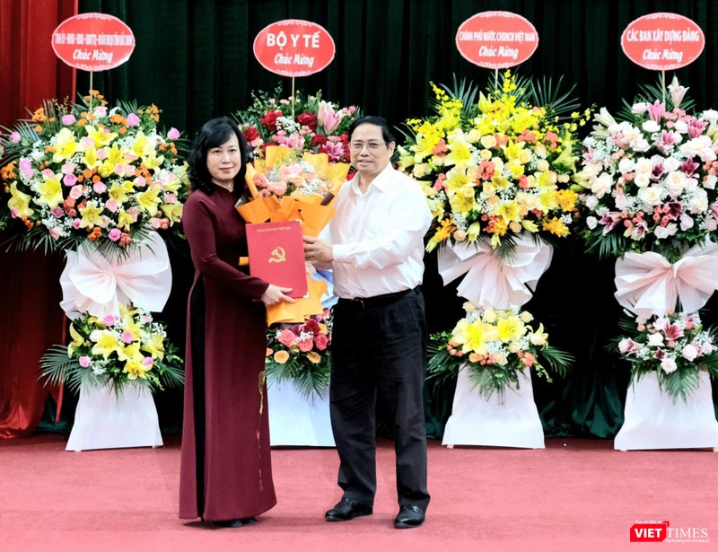 Thủ tướng Phạm Minh Chính trao Quyết định quyền Bộ trưởng Bộ Y tế cho bà Đào Hồng Lan. (Ảnh: Trần Minh)