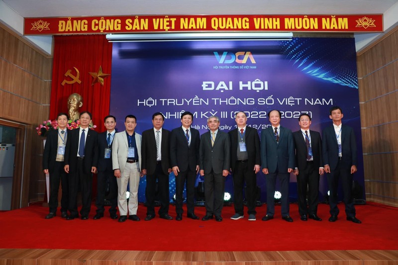 Chủ tịch VDCA Nguyễn Minh Hồng và các Phó Chủ tịch VDCA nhiệm kỳ III. Chủ tịch VDCA Nguyễn Minh Hồng và các Phó Chủ tịch VDCA nhiệm kỳ III.