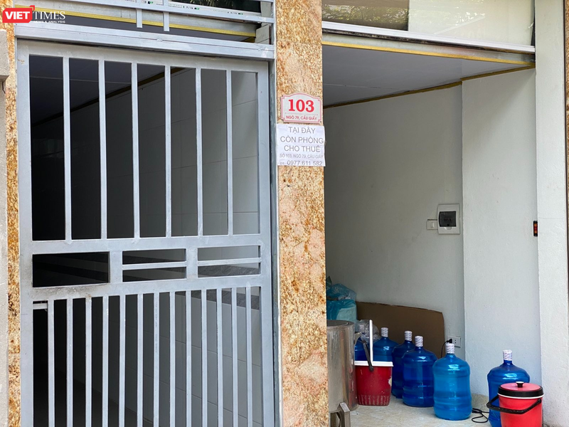 Sáng 27/4, PV đã tìm đến địa chỉ Gia Linh trên đăng ký kinh doanh. Đây giống là một căn nhà cho thuê trọ hơn là trụ sở công ty, và cũng không thấy biển hiệu Gia Linh gắn ở bên ngoài. Có thể Gia Linh đã chuyển trụ sở mới, vì thông tin trên ĐKKD đã được cập nhật từ giữa năm 2017. Sáng 27/4, PV đã tìm đến địa chỉ Gia Linh trên đăng ký kinh doanh. Đây giống là một căn nhà cho thuê trọ hơn là trụ sở công ty, và cũng không thấy biển hiệu Gia Linh gắn ở bên ngoài. Có thể Gia Linh đã chuyển trụ sở mới, vì thông tin trên ĐKKD đã được cập nhật từ giữa năm 2017.