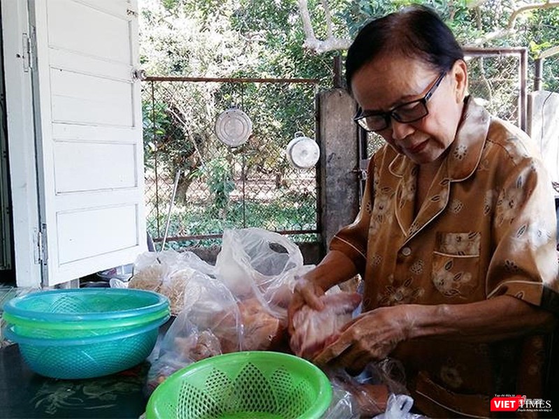  Anh hùng Lao động thời kỳ Đổi mới Trần Ngọc Sương (Ba Sương) đang tự tay chuẩn bị bữa trưa cho anh chị em cán bộ văn phòng công ty.