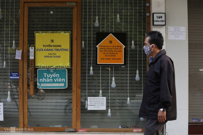 Loạt cửa hàng kinh doanh trên phố Chùa Bộc (Hà Nội) phải tạm đóng cửa vì Covid-19. Ảnh: Ngọc Thành