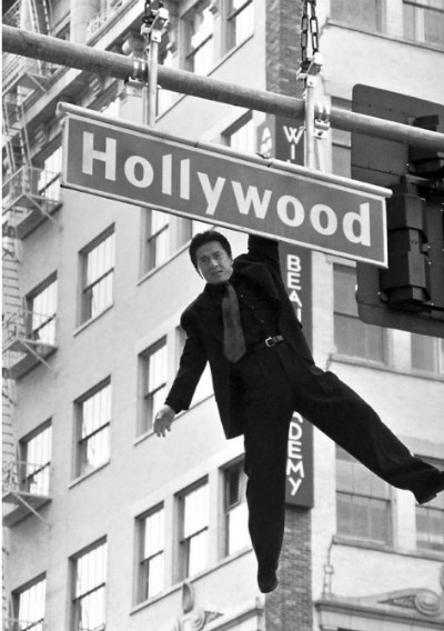 Bức hình mô tả thời kỳ đầu Thành Long sang Hollywood đóng phim. Khi đó anh treo mình trên một cánh tay, ở độ cao 7 m và không có dây an toàn. "Mọi người ở hiện trường đều nghĩ tôi bị khùng", Thành Long nói về sự khác biệt trong kỹ thuật, kỹ xảo làm phim giữa Hollywood và Hong Kong. Tự truyện "Chưa lớn đã già" được Chu Mặc - một người bạn của Thành Long chấp bút. Ngoài sự nghiệp, sách kể nhiều về đời sống riêng tư của nam diễn viênquanh mối quan hệ với cha mẹ, vợ con, bạn diễn, người tình quá cố Đặng Lệ Quân cũng như chuyện ngoại tình và có con riêng. Tác phẩm được Nhà xuất bản Văn học dịch sang tiếng Việt, phát hành cuối tháng tư.