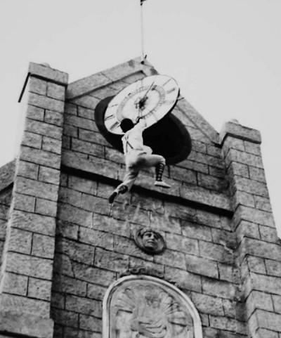 Cảnh quay treo mình vào kim đồng hồ tháp chuông khiến Thành Long đau đớn thời gian dài. Phân cảnh này được chính Hồng Kim Bảo làm đạo diễn và cầm máy quay. Thành Long cho rằng thử nghiệm táo bạo này là dấu mốc trong sự nghiệp điện ảnh - đích thân biểu diễn những pha nguy hiểm, không cần người đóng thế.