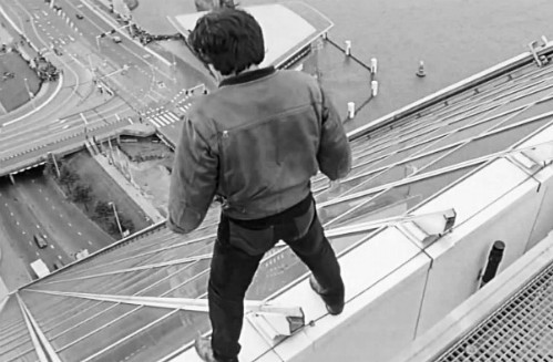 Cảnh trong phim "Tôi là ai ". Ngôi sao hành động chuẩn bị nhảy xuống từ tòa nhà cao 21 tầng mà không có phương tiện bảo vệ nào, ngoại trừ mấy tấm thảm trải dưới mặt đất mà trong mắt anh "chúng bé bằng lòng bàn tay". "Cho đến giờ tôi vẫn không hiểu nổi tại sao mình dám nhảy", nam diễn viên chú thích trong tấm ảnh.