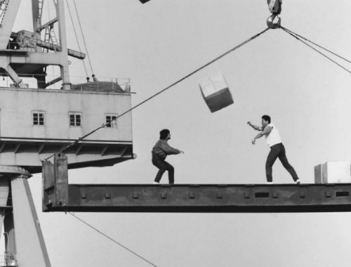 Cảnh trong phim "Người bảo vệ". Thành Long viết trong sách rằng diễn viên mặc áo trắng đứng trước mặt anh tỏ ra rất sợ hãi. "Anh ta có dây bảo hiểm còn tôi thì không", nam diễn viên mô tả.