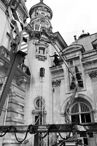 Thành Long chuẩn bị nhảy thử tại hiện trường phim "Mười hai con giáp" trong một lâu đài cổ của Pháp.