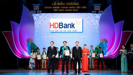 Đại diện HDBank tại buổi lễ