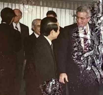 Cố Thứ trưởng Lê Mai bắt tay Trợ lý Ngoại trưởng Mỹ Richard Solomon ngày 21.11.1991, bắt đầu cuộc đàm phán đầu tiên về bình thường hóa quan hệ giữa hai cựu thù. Copyright Đại sứ Hà Huy Thông.