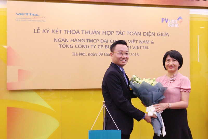 Ảnh 1. Lễ ký kết thỏa thuận hợp tác toàn diện giữa PVcomBank và Viettel Post Ảnh 1. Lễ ký kết thỏa thuận hợp tác toàn diện giữa PVcomBank và Viettel Post