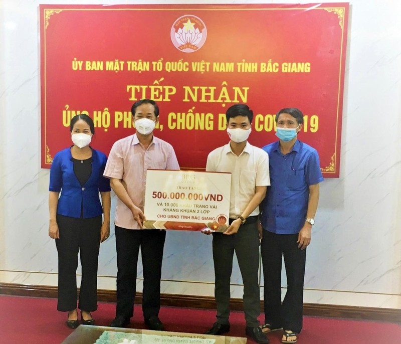 Tập đoàn BRG trao ủng hộ 500 triệu đồng và 10.000 khẩu trang vải kháng khuẩn cho UBND tỉnh Bắc Giang Tập đoàn BRG trao ủng hộ 500 triệu đồng và 10.000 khẩu trang vải kháng khuẩn cho UBND tỉnh Bắc Giang