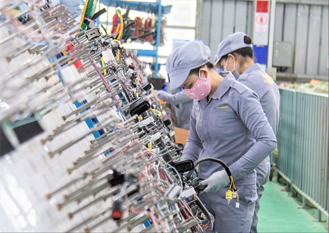 Công nhân tại dây chuyền lắp ráp dây điện ôtô trong nhà máy của Thaco Auto.