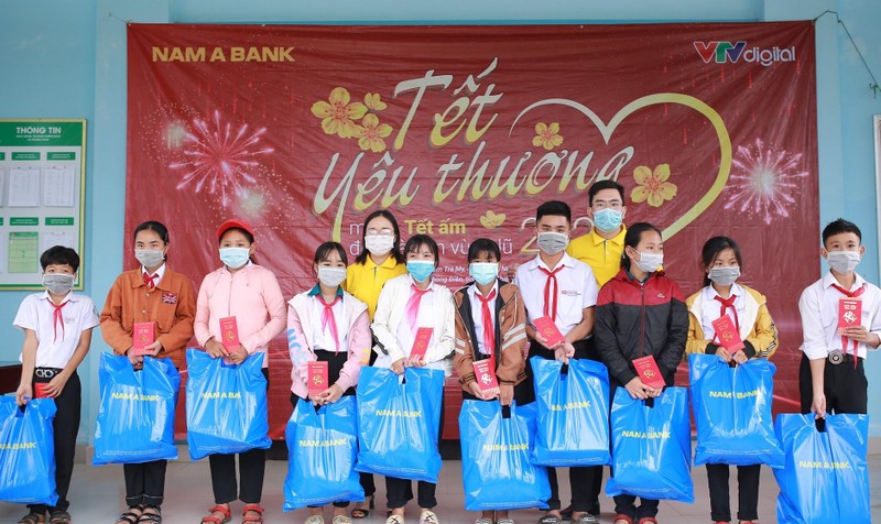 “Tết yêu thương” là hành trình được Nam A Bank tổ chức thường niên từ nhiều năm nay nhằm mang một mùa Tết ấm áp, đủ đầy cho những mảnh đời có hoàn cảnh khó khăn trên khắp cả nước. “Tết yêu thương” là hành trình được Nam A Bank tổ chức thường niên từ nhiều năm nay nhằm mang một mùa Tết ấm áp, đủ đầy cho những mảnh đời có hoàn cảnh khó khăn trên khắp cả nước.