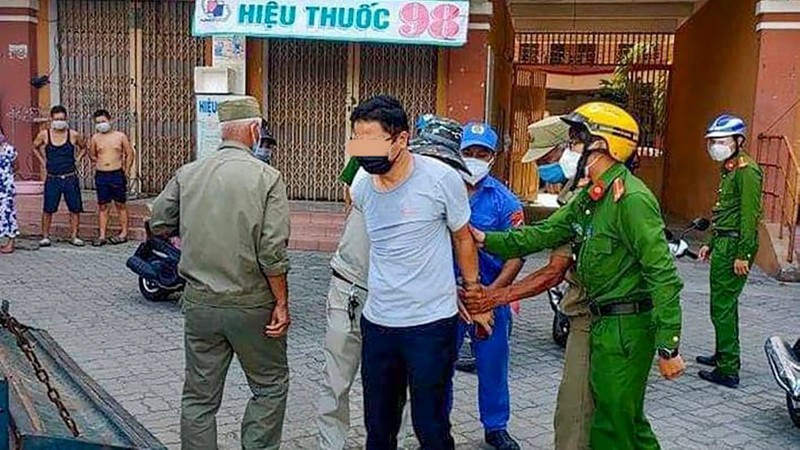 Ông Trần V. - Phó Chánh Văn phòng Đoàn ĐBQH-HĐND TP Đà Nẵng bị lực lượng công an còng tay áp giải hôm ngày 1/8 gây xôn xao dư luận (ảnh bạn đọc cung cấp)