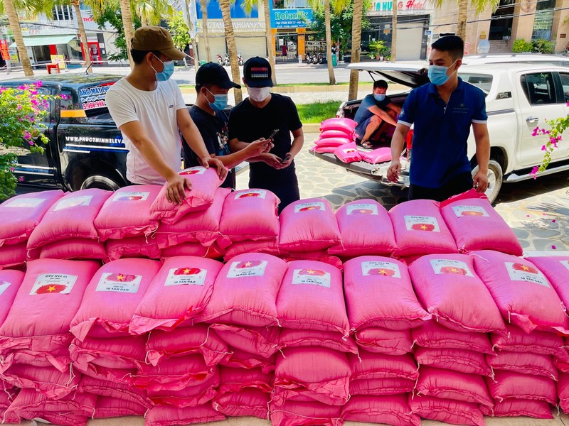 Công tác chuẩn bị và vận chuyển gạo được triển khai thần tốc đưa đến cụm dân cư trước lễ 2/9