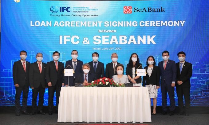 Lễ ký kết hợp tác giữa IFC và SeABank. Lễ ký kết hợp tác giữa IFC và SeABank.