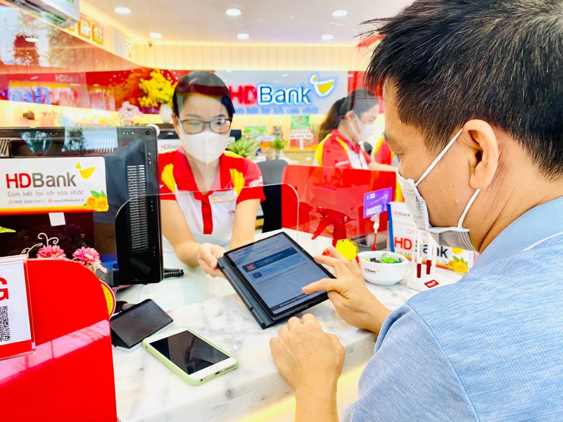 Dòng thẻ tín dụng dành riêng để mua xăng dầu của HDBank sẽ giúp doanh nghiệp dễ dàng quản lý chi phí nhiên liệu và mang đến sự thuận tiện tối ưu trong thời đại số Dòng thẻ tín dụng dành riêng để mua xăng dầu của HDBank sẽ giúp doanh nghiệp dễ dàng quản lý chi phí nhiên liệu và mang đến sự thuận tiện tối ưu trong thời đại số