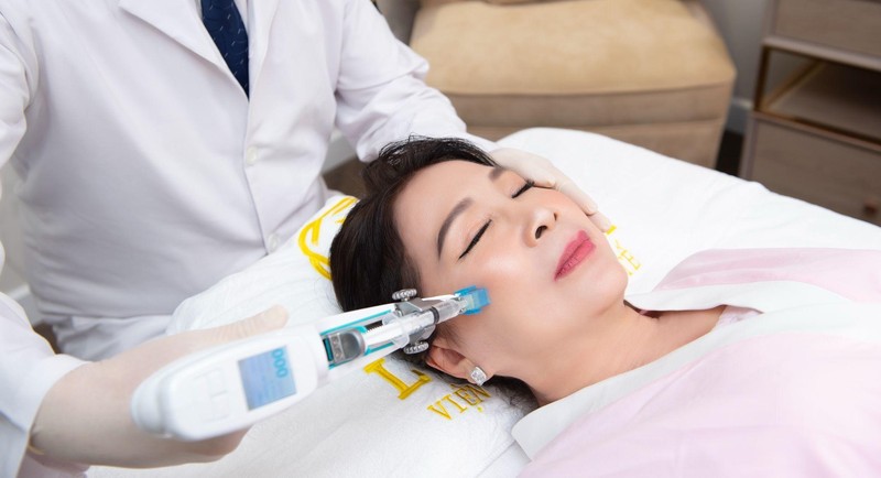 Nghệ sĩ Kim Xuân bất ngờ với kết quả sạch nám, sáng da, mờ nếp nhăn chỉ sau 1 liệu trình cấy collagen tươi Nghệ sĩ Kim Xuân bất ngờ với kết quả sạch nám, sáng da, mờ nếp nhăn chỉ sau 1 liệu trình cấy collagen tươi