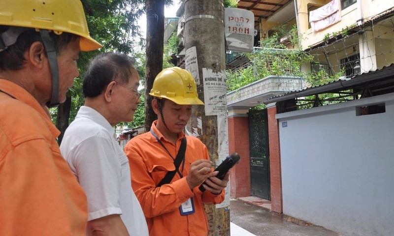 “Khát” nước, sản lượng thủy điện hụt hơi ảnh 3 So sánh tiền điện khi tính một giá và 5 bậc thang