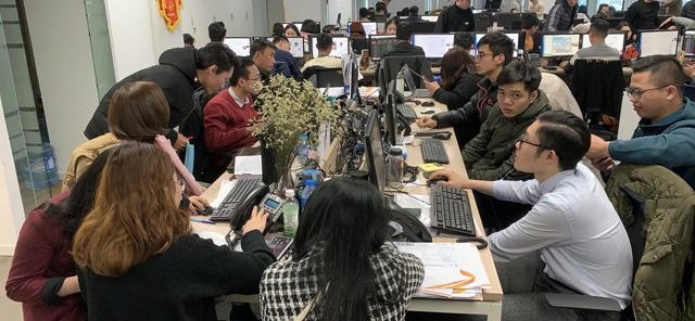 Nhân viên môi giới tấp nập chuẩn bị hồ sơ cho khách hàng