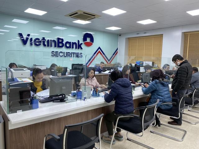 Ngay đầu buổi sáng 12/1, nhiều nhà đầu tư đã tới mở tài khoản tại CTS