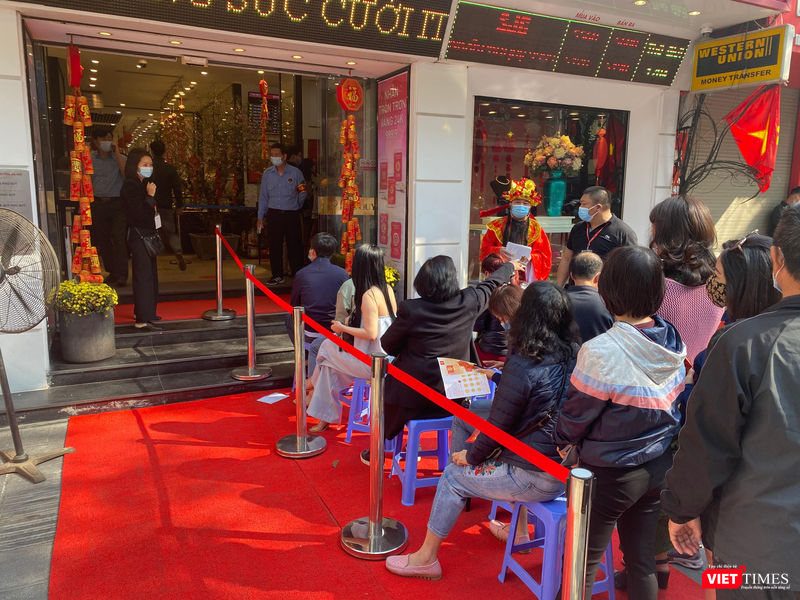 Một cửa hàng cho khách ngồi chờ bên ngoài để đảm bảo số lượng khách hàng bên trong không quá đông.