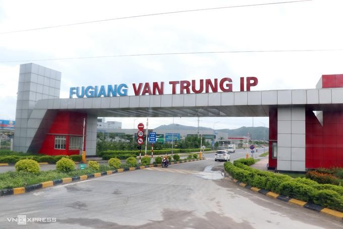 Khu công nghiệp Vân Trung với 90.000 công nhân đã tạm ngừng hoạt động từ sáng 18/5. Ảnh:Võ Hải Khu công nghiệp Vân Trung với 90.000 công nhân đã tạm ngừng hoạt động từ sáng 18/5. Ảnh:Võ Hải