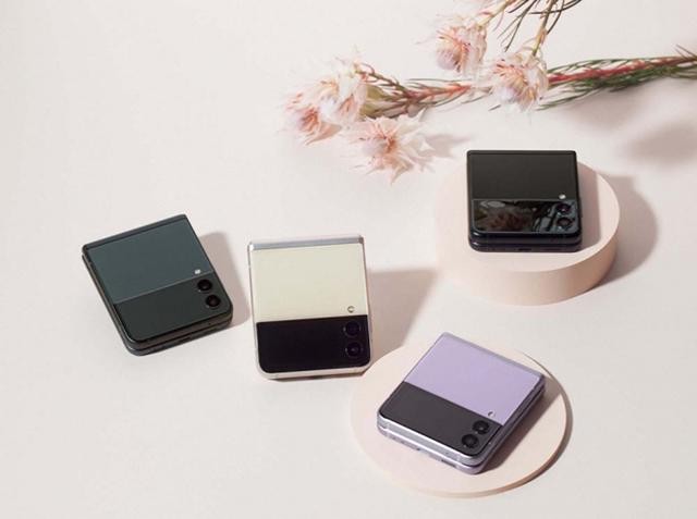 Galaxy Z Flip 3 của Samsung. Ảnh: KED. Galaxy Z Flip 3 của Samsung. Ảnh: KED.