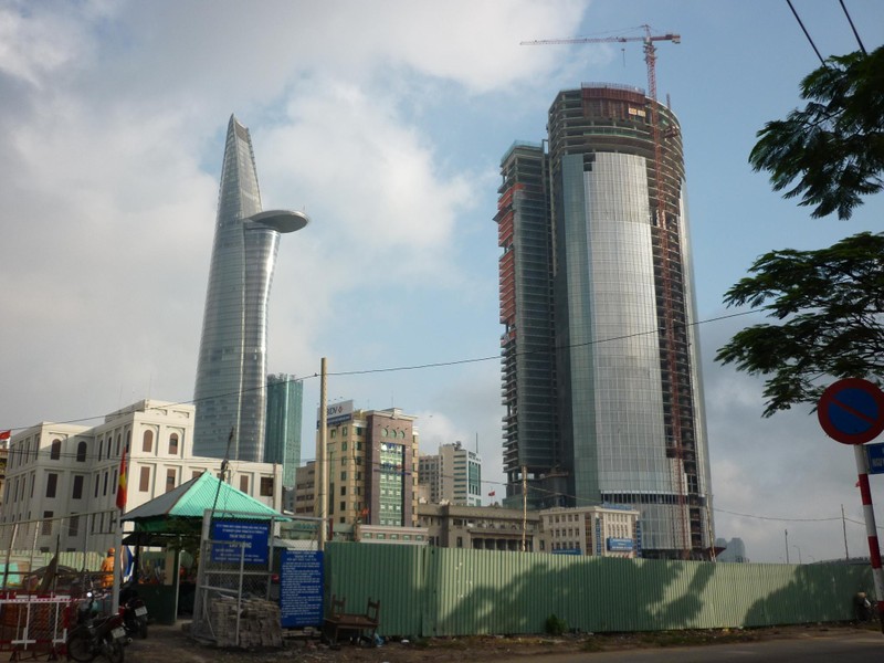 Dự án Saigon One Tower (phải) dang dở trên đất vàng quận 1, Tp. HCM