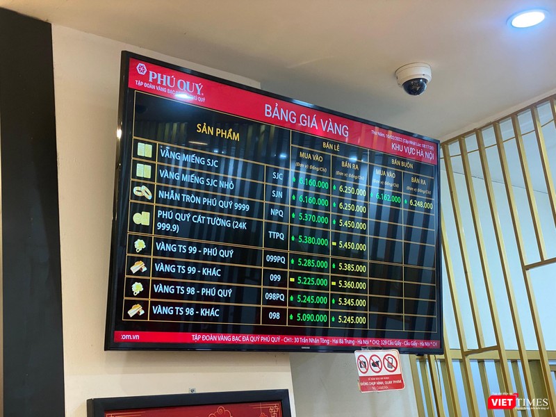 Giá vàng miếng niêm yết tại một cửa hàng