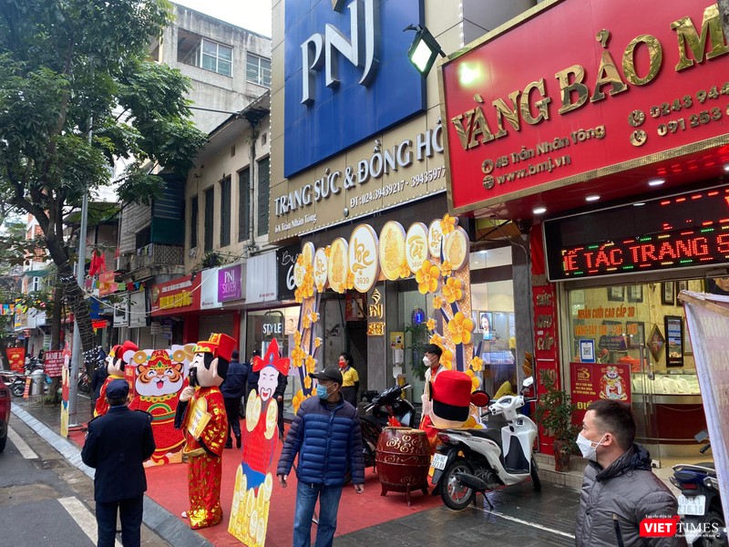 Cửa hàng vàng bạc của PNJ cũng khá vắng khách