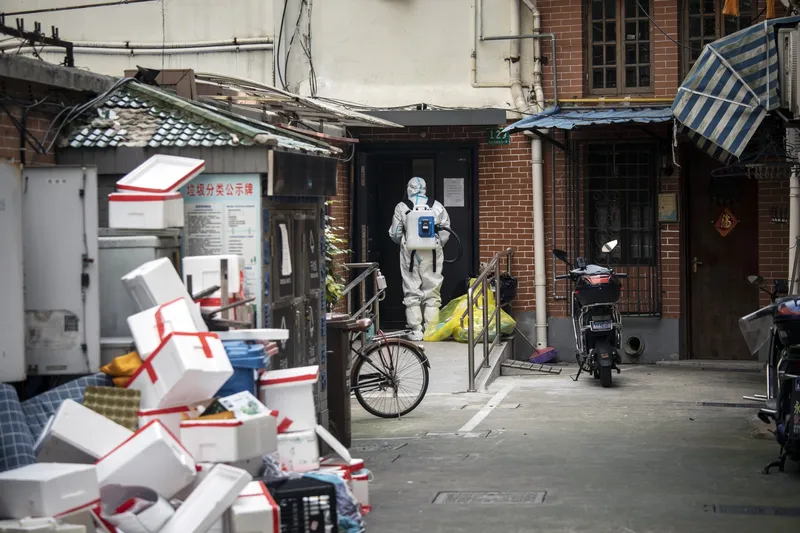 Kể từ tháng 3, Trung Quốc đã chật vật kiểm soát làn sóng Covid-19 nghiêm trọng nhất trong vòng 2 năm qua. Ảnh: Reuters. Kể từ tháng 3, Trung Quốc đã chật vật kiểm soát làn sóng Covid-19 nghiêm trọng nhất trong vòng 2 năm qua. Ảnh: Reuters.