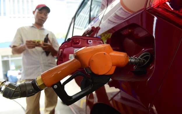 Theo chuyên gia, nên bỏ quỹ bình ổn giá xăng dầu, vì tác động của quỹ này không làm giảm giá xăng Theo chuyên gia, nên bỏ quỹ bình ổn giá xăng dầu, vì tác động của quỹ này không làm giảm giá xăng