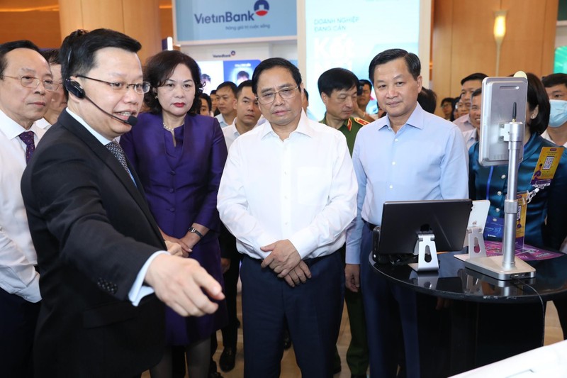 Lãnh đạo TPBank giới thiệu với Thủ tướng Phạm Minh Chính một số công nghệ ngân hàng số tại gian hàng triển lãm - Ảnh:VGP/HT Lãnh đạo TPBank giới thiệu với Thủ tướng Phạm Minh Chính một số công nghệ ngân hàng số tại gian hàng triển lãm - Ảnh:VGP/HT