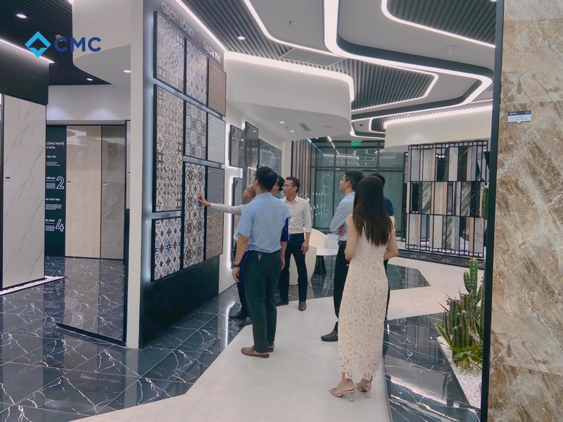 Người tiêu dùng được tư vấn và giới thiệu dòng sản phẩm mới được phát triển của CMC Người tiêu dùng được tư vấn và giới thiệu dòng sản phẩm mới được phát triển của CMC